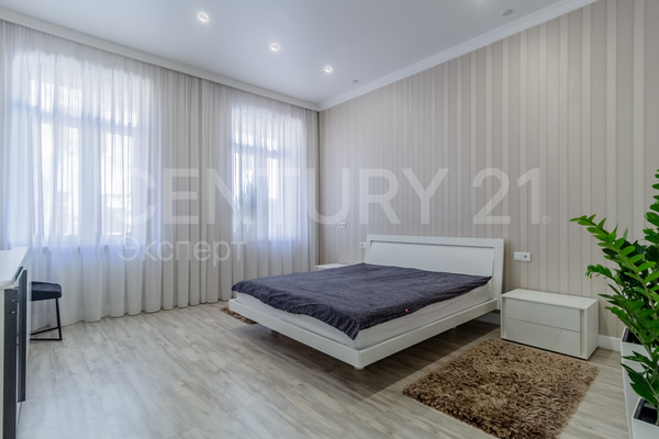 Продам трехкомнатную (3-комн.) квартиру, Мира пр-кт, 100 , Калининград г