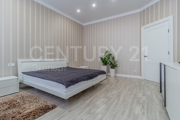 Продам трехкомнатную (3-комн.) квартиру, Мира пр-кт, 100 , Калининград г