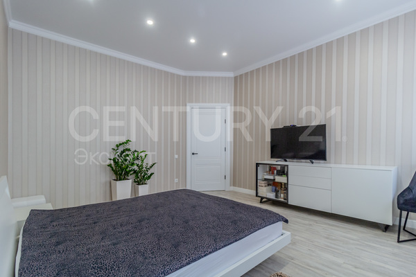Продам трехкомнатную (3-комн.) квартиру, Мира пр-кт, 100 , Калининград г