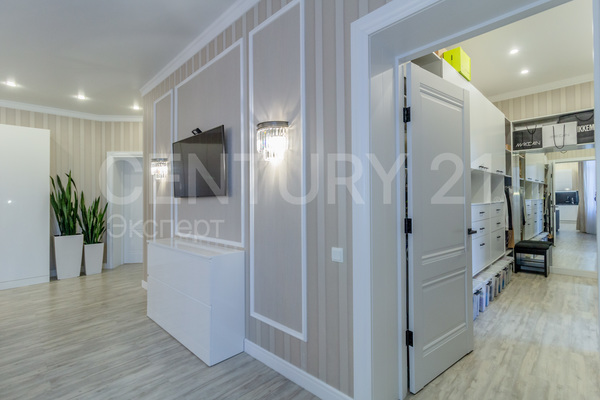 Продам трехкомнатную (3-комн.) квартиру, Мира пр-кт, 100 , Калининград г