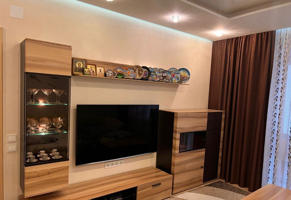 Продам двухкомнатную (2-комн.) квартиру, Луговая ул, 3, Великий Новгород г