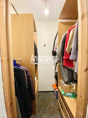 Продам трехкомнатную (3-комн.) квартиру, Заозерная ул, 1, Кузьмолово д