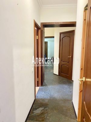 Продам трехкомнатную (3-комн.) квартиру, Заозерная ул, 1, Кузьмолово д