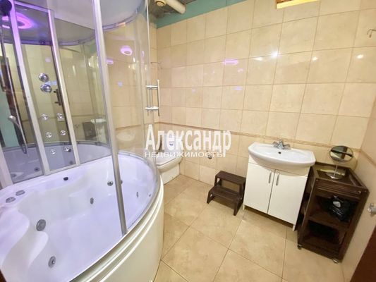Продам трехкомнатную (3-комн.) квартиру, Заозерная ул, 1, Кузьмолово д