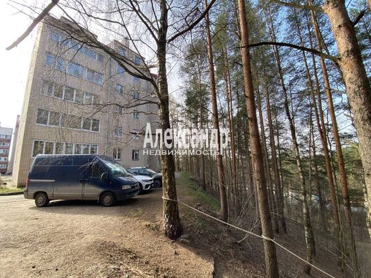 Продам трехкомнатную (3-комн.) квартиру, Заозерная ул, 1, Кузьмолово д