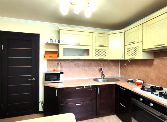 Продам трехкомнатную (3-комн.) квартиру, Комарова ул, 103, Апшеронск г