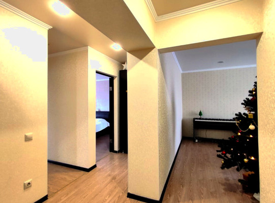 Продам трехкомнатную (3-комн.) квартиру, Комарова ул, 103, Апшеронск г