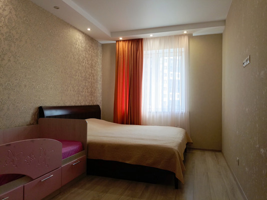 Продам трехкомнатную (3-комн.) квартиру, Молодежная ул, 28кА, Речицы с
