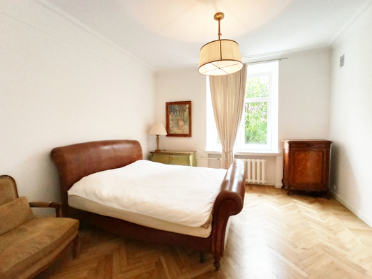 Продам трехкомнатную (3-комн.) квартиру, Большая Полянка ул, 1/3, Москва г