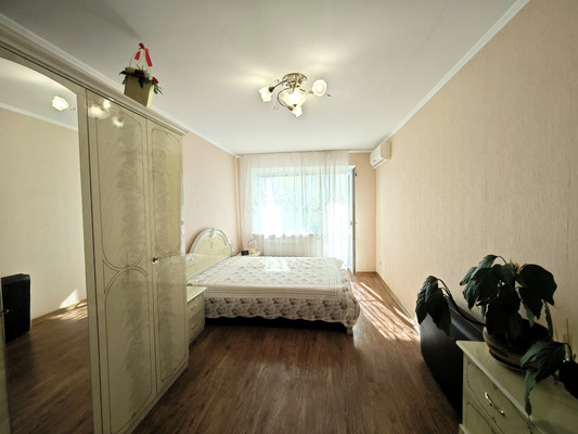 Продам трехкомнатную (3-комн.) квартиру, Ленина пр-кт, 83, Новороссийск г