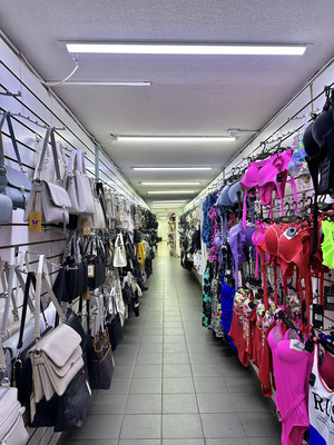 Сдам торговое помещение 242 м2, КИМа пр-кт, 4кВ, Санкт-Петербург г