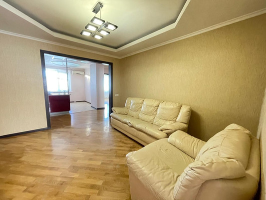 Продам трехкомнатную (3-комн.) квартиру, 339-й Стрелковой Дивизии ул, 27, Ростов-на-Дону г