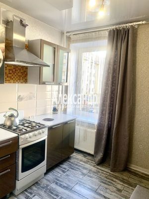 Продам двухкомнатную (2-комн.) квартиру, Пушкинская ул, 27, Шушары п