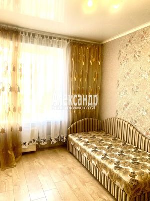 Продам двухкомнатную (2-комн.) квартиру, Пушкинская ул, 27, Шушары п