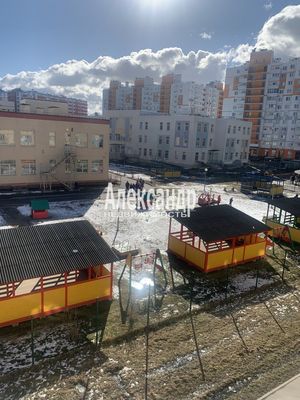 Продам двухкомнатную (2-комн.) квартиру, Пушкинская ул, 27, Шушары п