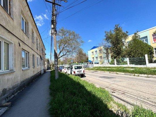 Продам трехкомнатную (3-комн.) квартиру, Генерала Захарова ул, 9к2, Симферополь г