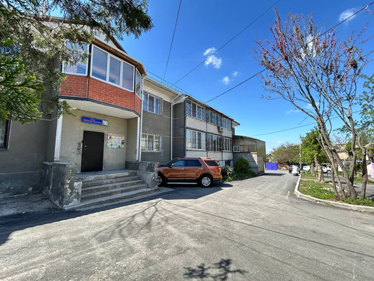 Продам трехкомнатную (3-комн.) квартиру, Генерала Захарова ул, 9к2, Симферополь г