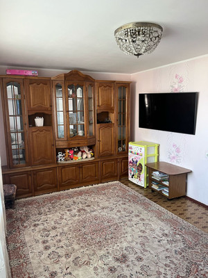 Продам трехкомнатную (3-комн.) квартиру, 34-й мкр, 8кб, Октябрьский г