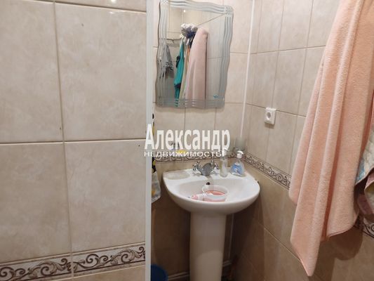 Продам трехкомнатную (3-комн.) квартиру, Богумиловская ул, 15, Ломоносов г