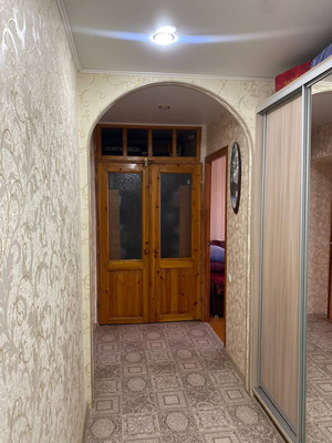 Продам трехкомнатную (3-комн.) квартиру, 35-й мкр, 10, Октябрьский г
