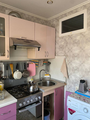 Продам трехкомнатную (3-комн.) квартиру, 35-й мкр, 10, Октябрьский г