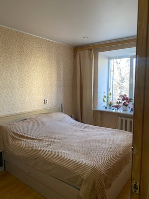Продам трехкомнатную (3-комн.) квартиру, 35-й мкр, 10, Октябрьский г