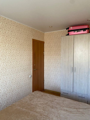 Продам трехкомнатную (3-комн.) квартиру, 35-й мкр, 10, Октябрьский г