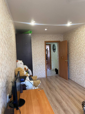 Продам трехкомнатную (3-комн.) квартиру, 35-й мкр, 10, Октябрьский г