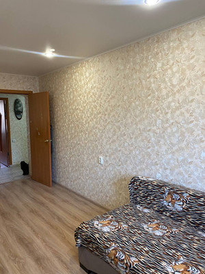 Продам трехкомнатную (3-комн.) квартиру, 35-й мкр, 10, Октябрьский г