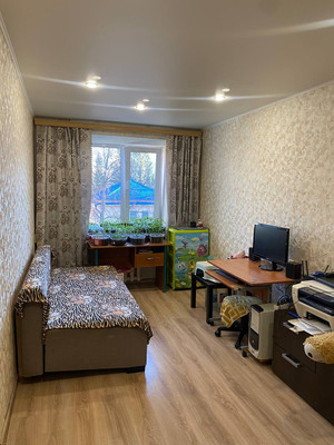 Продам трехкомнатную (3-комн.) квартиру, 35-й мкр, 10, Октябрьский г