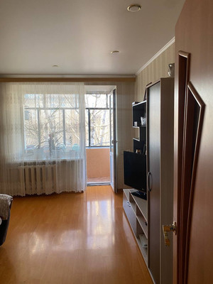 Продам трехкомнатную (3-комн.) квартиру, 35-й мкр, 10, Октябрьский г