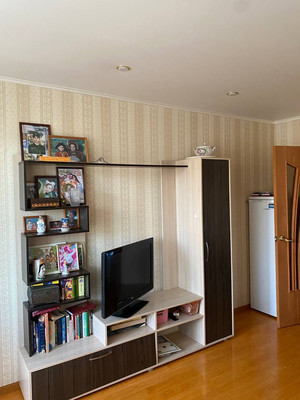 Продам трехкомнатную (3-комн.) квартиру, 35-й мкр, 10, Октябрьский г