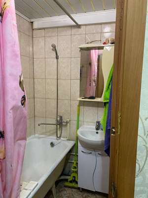 Продам трехкомнатную (3-комн.) квартиру, 35-й мкр, 10, Октябрьский г