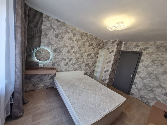 Продам трехкомнатную (3-комн.) квартиру, Почтовая ул, 15к2, Комсомольск-на-Амуре г