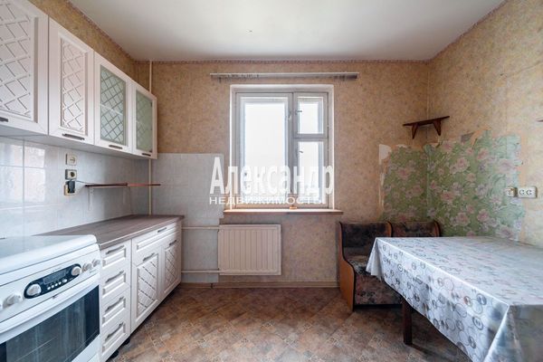 Продам трехкомнатную (3-комн.) квартиру, Новоколомяжский пр-кт, 12к3, Санкт-Петербург г