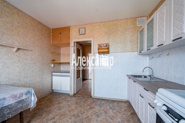 Продам трехкомнатную (3-комн.) квартиру, Новоколомяжский пр-кт, 12к3, Санкт-Петербург г