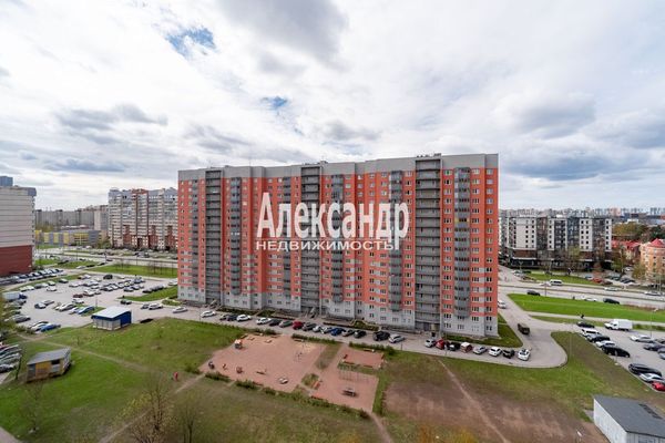 Продам трехкомнатную (3-комн.) квартиру, Новоколомяжский пр-кт, 12к3, Санкт-Петербург г