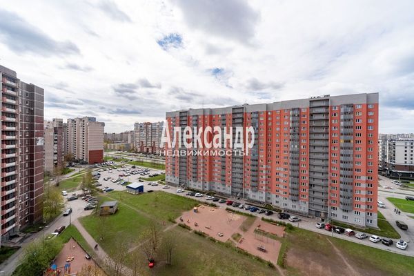 Продам трехкомнатную (3-комн.) квартиру, Новоколомяжский пр-кт, 12к3, Санкт-Петербург г