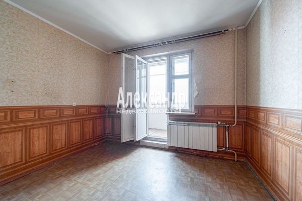 Продам трехкомнатную (3-комн.) квартиру, Новоколомяжский пр-кт, 12к3, Санкт-Петербург г