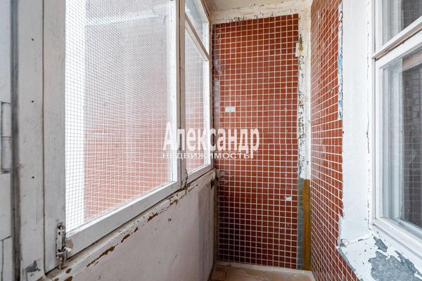 Продам трехкомнатную (3-комн.) квартиру, Новоколомяжский пр-кт, 12к3, Санкт-Петербург г