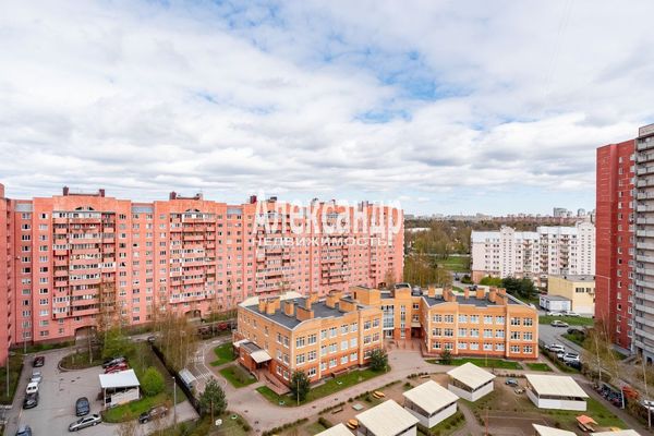 Продам трехкомнатную (3-комн.) квартиру, Новоколомяжский пр-кт, 12к3, Санкт-Петербург г