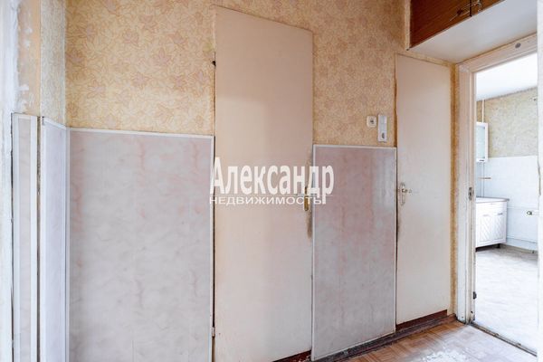 Продам трехкомнатную (3-комн.) квартиру, Новоколомяжский пр-кт, 12к3, Санкт-Петербург г
