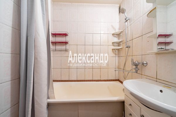 Продам трехкомнатную (3-комн.) квартиру, Новоколомяжский пр-кт, 12к3, Санкт-Петербург г