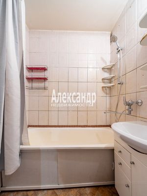 Продам трехкомнатную (3-комн.) квартиру, Новоколомяжский пр-кт, 12к3, Санкт-Петербург г