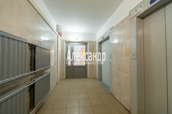 Продам трехкомнатную (3-комн.) квартиру, Новоколомяжский пр-кт, 12к3, Санкт-Петербург г