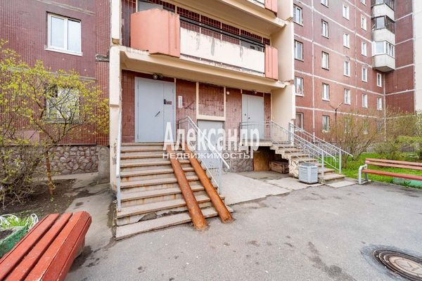 Продам трехкомнатную (3-комн.) квартиру, Новоколомяжский пр-кт, 12к3, Санкт-Петербург г