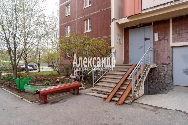 Продам трехкомнатную (3-комн.) квартиру, Новоколомяжский пр-кт, 12к3, Санкт-Петербург г