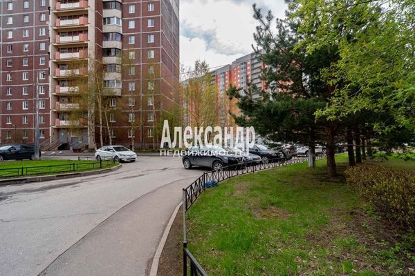 Продам трехкомнатную (3-комн.) квартиру, Новоколомяжский пр-кт, 12к3, Санкт-Петербург г