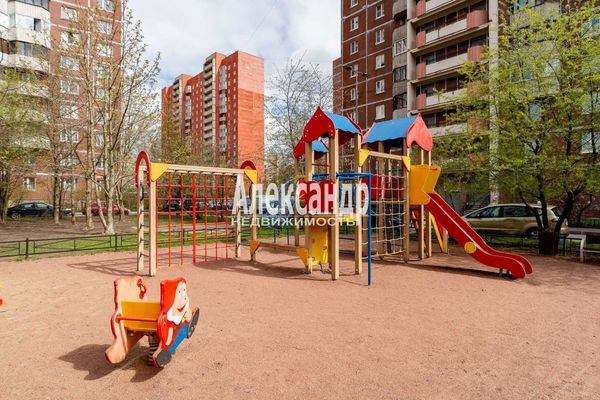 Продам трехкомнатную (3-комн.) квартиру, Новоколомяжский пр-кт, 12к3, Санкт-Петербург г