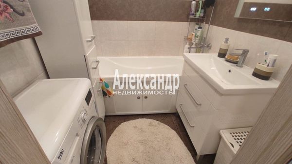 Продам двухкомнатную (2-комн.) квартиру, Загородная ул, 43к5, Колпино г
